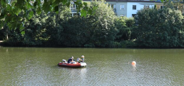 Eine rote Boje markierte den genauen Standort des Messegerätes in der Kleinen Weser. Foto: SWB AG