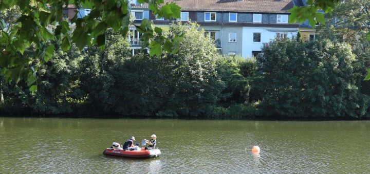 Eine rote Boje markierte den genauen Standort des Messegerätes in der Kleinen Weser. Foto: SWB AG