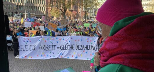 Die Elternvereine hatten in dieser Woche zum Protest aufgerufen und fordern für ihre pädagogischen Kräfte eine an Tarif angelehnte Bezahlung. Ab 2025 sichert das Bildungsressort diese nun zu. Foto: pv