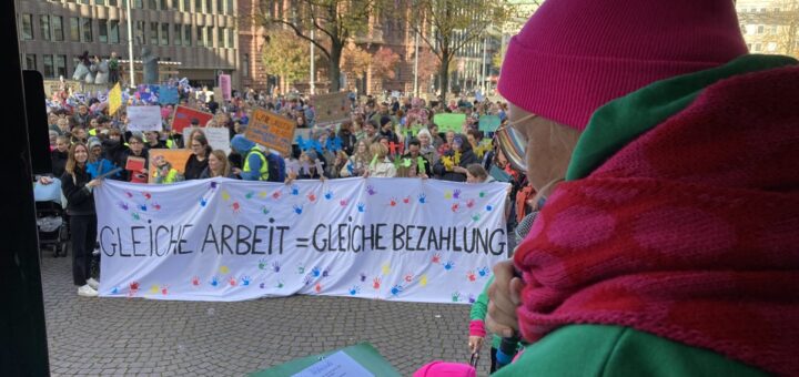 Die Elternvereine hatten in dieser Woche zum Protest aufgerufen und fordern für ihre pädagogischen Kräfte eine an Tarif angelehnte Bezahlung. Ab 2025 sichert das Bildungsressort diese nun zu. Foto: pv