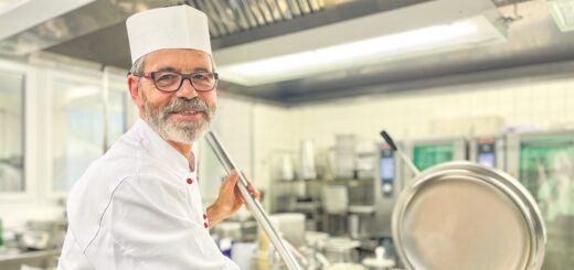 Michael Winne ist der Küchenchef im RKK und will dazu beitragen, dass Patientinnen und Patienten sich wohl fühlen. Foto: Füller