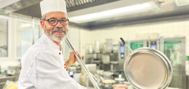 Michael Winne ist der Küchenchef im RKK und will dazu beitragen, dass Patientinnen und Patienten sich wohl fühlen. Foto: Füller