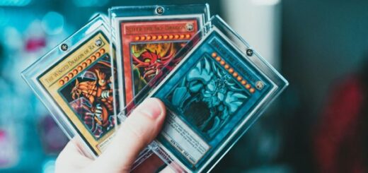 Yu-Gi-Oh!-Sammlerkarten. Bild: https://unsplash.com/de/fotos/person-mit-yu-gi-oh-sammelkarte-czMeCTUJe58