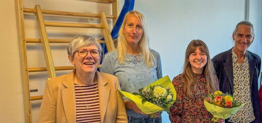 Von links: Superintendentin Jutta Rühlemann, Melanie Bukowski (Ergotherapeutin), Céline Schultz (Ergotherapeutin) und Eberhard Schneider (Erogtherapeut in der Tagesstätte). Foto: pv