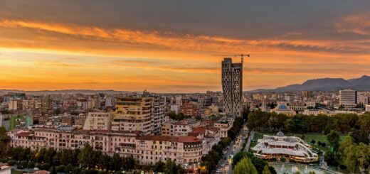 Albaniens Hauptstadt Tirana. Quelle: shutterstock.com Alexey Koimshidi