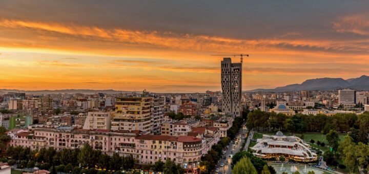 Albaniens Hauptstadt Tirana. Quelle: shutterstock.com Alexey Koimshidi