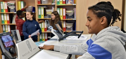 Schüler können in der Sportschule Ronzelenstraße während des Unterrichts auf Sportgeräte zurückgreifen. Dies steigere die Lernleistung, erklärt Sportkoordinator Harald Wolf. Foto: Schlie