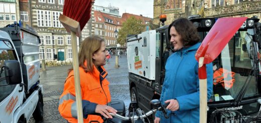 Umweltsenatorin Kathrin Moosdorf (r.) lässt sich von Vorständin Daniela Enslein die neuen Fahrzeuge erklären. Foto: Schlie