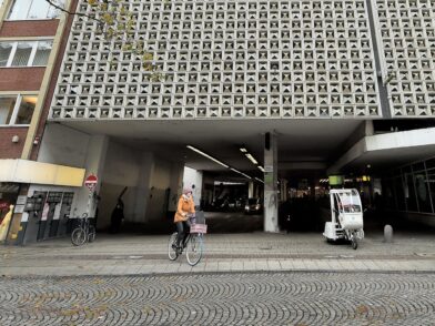 Die Kleine Hundestraße liegt versteckt zwischen dem ehemaligen Kaufhofgebäude und dem Parkhaus Mitte.