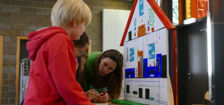 Wo kann man im Haushalt Trinkwasser durch Regenwasser ersetzen? Die Frage beschäftigt die Schüler während der Unterrichtsstunde.Foto: pb