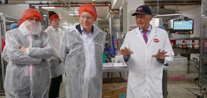 Thomas Zeisner (rechts) erklärt Landrat Bernd Lütjen (links) und Ministerpräsident Stephan Weil die Produktion von Ketchup und Grillsoßen und erzählt vom Betriebsablauf seines Unternehmens. Foto: Fricke