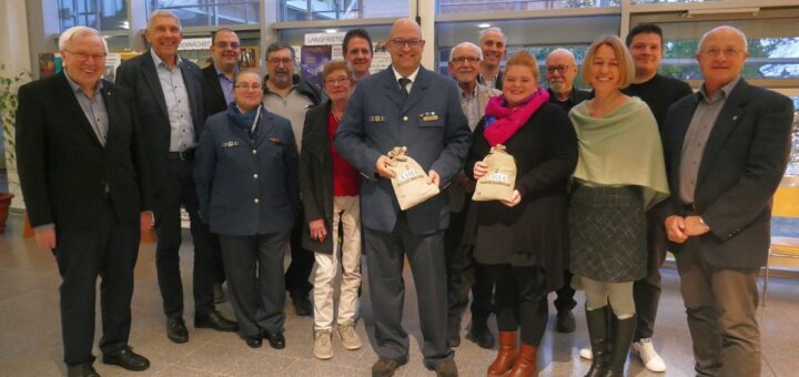 Im Rathaus übergaben Wilfried Kalski (links) und Bürgermeister Torsten Rode Spenden aus Erlösen vom Benefizkonzert des Heeresmusikkorps an Kai Murken (THW) und Katrin Nienaber und Jutta Raffold (Stiftung Johannishag). Foto: Fricke