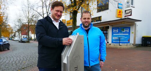 Einen ersten gut zugänglichen Trinkbrunnen an der Ecke Klosterstraße und Hauptstraße eröffneten Bürgermeister Kim Fürwentsches und Manuel Paries von den Osterholzer Stadtwerken. Foto: Fricke