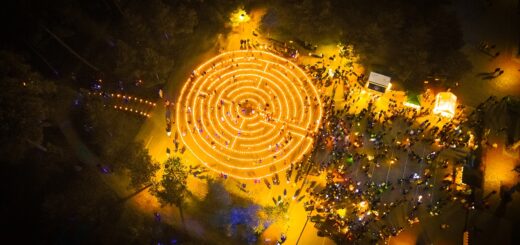 1.600 Kerzen lassen die Irrungen und Wirrungen des Labyrinths in der Dunkelheit erstrahlen. Foto: Touristinformation Worpswede/Peter Will