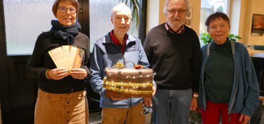 Der Vorstand des Vereins Scharmbeckstotel bewegt (ehemals 800 Jahre Scharmbeckstotel) stellte das Programm des diesjährigen Lebendigen Adventskalender vor. Von links: Frauke Bischoff, Martin Schröder, Jürgen Rudolf und Helma Schröder. Foto: Fricke