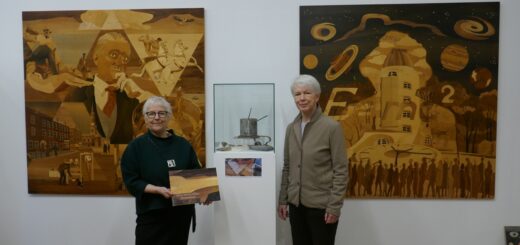 Farbklang Holz – 100 Jahre Hans Georg Müller heißt das Thema der Kabinettausstellung im Haus im Schluh. Die beiden Töchter des 2018 verstorbenen Künstlers, Berit Müller (links) und Kristina Lohse, führen hier durch die kürzlich eröffnete Ausstellung. Foto: Fricke