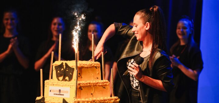 Gründerin Kira Petrov schnitt bei der großen Geburstagsfeier des Theater 11 im Metropoltheater den Kuchen an. Foto: Nazar Babai