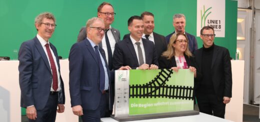 Förderinnen und Förderer, Projektpartnerinnen und Projektpartner kamen zusammen um an der Haferflockenkreuzung den Baubeginn der Linie 8 anzustoßen.Foto: BTE