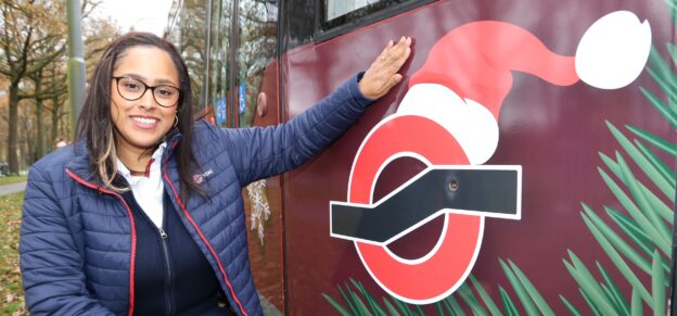 Weihnachtsbahn Weihnachtsstraßenbahn Weihnachten Straßenbahn BSAG WFB Bremen Fahrerin