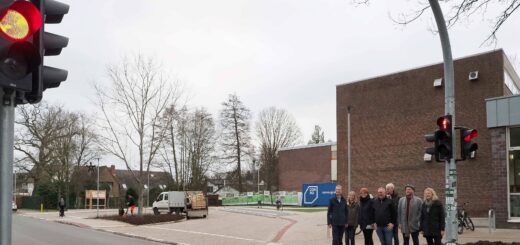 Die Fußgängerampel wurde feierlich durch eine Überquerung eröffnet. Im Hintergrund ist die neue Wendeanlage für Schulbusse zu sehen. Foto: Konczak