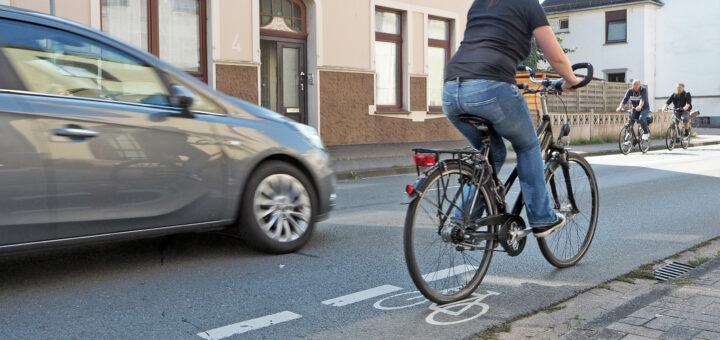 Oft müssen sich der Auto- und Radverkehr oder die Fußgänger mit den Radfahrern eine Straße teilen. Der Fahrradschnellweg zwischen Bremen und Ganderkesee könnte für Abhilfe sorgen. Foto: Konczak