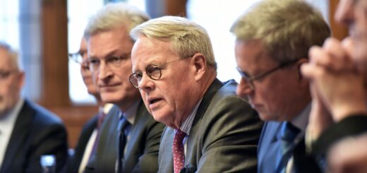 Der Präses der Handelskammer, Eduard Dubbers-Albrecht (M.), zog im Rahmen der Landespressekonferenz eine Wirtschaftsbilanz für das Land Bremen.Foto: Schlie