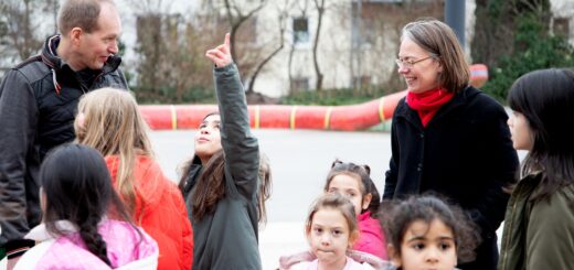 Bildungssenatorin Sascha Karolin Aulepp (2.v.r) besuchte am Mittwoch die Startchancen-Grundschule am Pastorenweg in GröpelingenFoto: Janina Carmesin