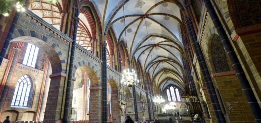 Im Bremer St. Petri Dom werden an Heiligabend mehrere feierliche Gottesdienste und um 23 Uhr die Christmette begangen.Foto: Schlie