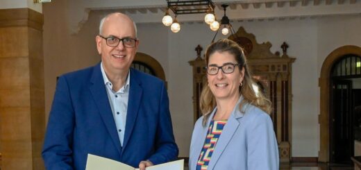 Inga Köstner wurde 2024 für zehn weitere Jahre zur Ortsamtsleiterin Horn-Lehe gewählt. Im November überreichte Bürgermeister Andreas Bovenschulte die Ernennungsurkunde. Foto: Senat