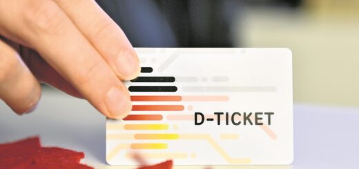 Bisher kostet das Deutschlandticket 49 Euro monatlich. Ab Januar 2025 müssen Nutzerinnen und Nutzer für die beliebte Fahrkarte monatlich 58 Euro zahlen.Foto: Schlie