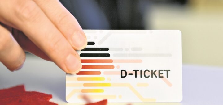 Bisher kostet das Deutschlandticket 49 Euro monatlich. Ab Januar 2025 müssen Nutzerinnen und Nutzer für die beliebte Fahrkarte monatlich 58 Euro zahlen.Foto: Schlie