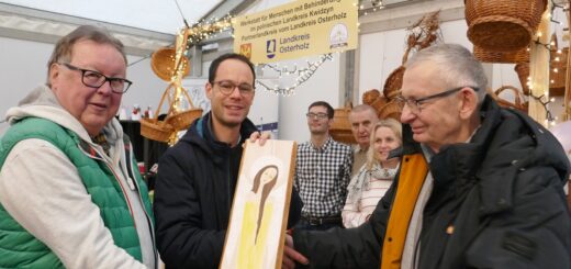 Zum Dank für die Einladung zum Weihnachtsmarkt nach Osterholz-Scharmbeck schenkte die Delegation (Bogdan, rechts) aus Kwidzyn/Polen ihren Gastgebern Harry Schnakenberg (Vorsitzender Seniorenbeirat der Stadt) und Dezernent Dominik Vinbruck (Landkreis Osterholz) eine bemalte Keramikplatte. Foto: Fricke