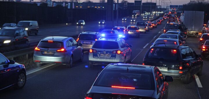 Gerade vor Weihnachten müssen Autofahrende mit Staus auf den Autobahnen rechnen.Foto: Hermann Kollinger auf Pixabay