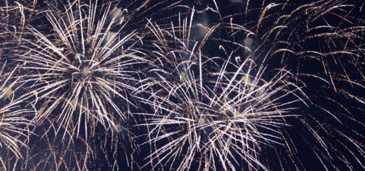 Das Silvesterfeuerwerk fasziniert immer wieder. Ein nachtsamer Umgang mit Raketen, Böllern und Co. führt zum Jahreswechsel oft zu Unfällen. Foto: olga-friend0 auf Pixabay