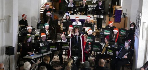 Zum Adventskonzert hatte das Orchester Torfteufel Worpswede in die Klosterkirche St. Marien eingeladen. Foto: Fricke