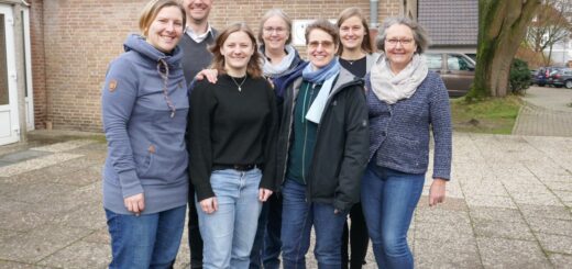 Diakonin Bianca Schulze, Pastor Henning Mahnken, Diakonin Vivienne Hemme, Pastorin Birgit Spörl, Diakonin Anne-Katrin Puck, Pastorin Friederike Köhn und Pastorin Christa Siemers-Tietjen (von links). Foto: Fricke