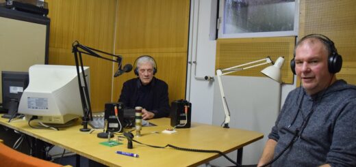 Jens-Uwe Böttcher (links) sendet seit anderthalb Jahren sein eigenes Programm bei Radio Weser TV. Mark Sender ist Geschäftsführer des Kanals. Hier sitzen beide in dem Aufnahmestudio in Murkens Hof. Foto: Utke