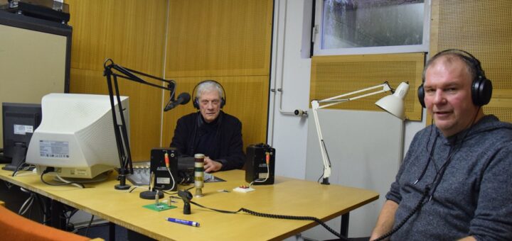 Jens-Uwe Böttcher (links) sendet seit anderthalb Jahren sein eigenes Programm bei Radio Weser TV. Mark Sender ist Geschäftsführer des Kanals. Hier sitzen beide in dem Aufnahmestudio in Murkens Hof. Foto: Utke