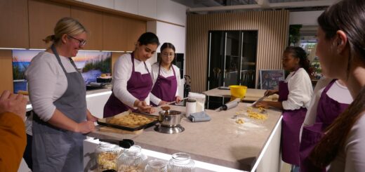 In der Meyerhoff-Showküche wurden von Schülerinnen der BBS mit ihrer Lehrerin Dörte Horstmann (links) Weihnachtsplätzchen gebacken. Foto: Fricke