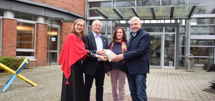 Kerstin Purnhagen, Tönjes Itgen, Brigitte Neuner-Krämer und Detlef Risch bei der Übergabe des Reinerlöses des letzten Weinfests. Foto: Utke