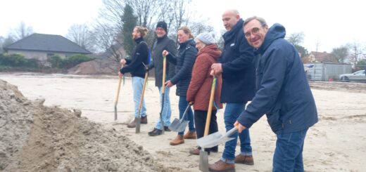 Annegret Mahnke, (vierte von links) freut sich schon auf die Birkenvilla. Sie wird dort eine Wohnung ihr Eigen nennen. Foto: Roskamp