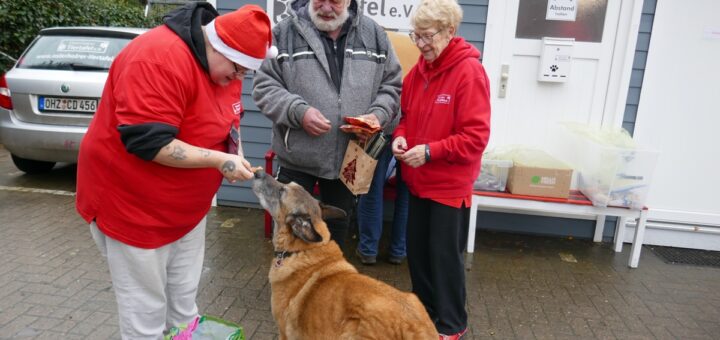 Die Osterholzer Tiertafel gibt einmal monatlich Futterspenden für Tierhalter mit knappen finanziellen Mitteln aus. Das Foto zeigt von links Ramona Höge, Hund Rocky, Gebhard Siems und Christa Hase. Foto: Fricke