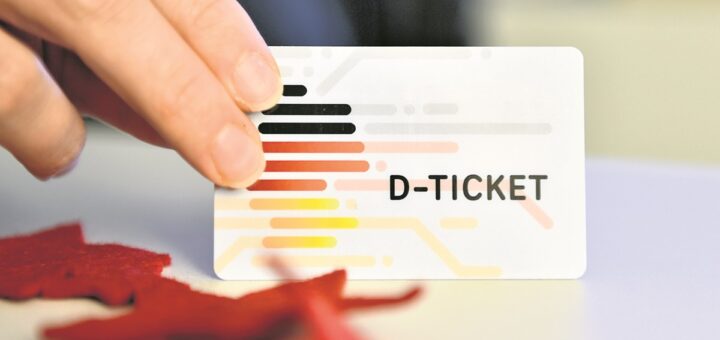 Bisher kostet das Deutschlandticket 49 Euro monatlich. Ab Januar 2025 müssen Nutzerinnen und Nutzer für die beliebte Fahrkarte monatlich 58 Euro zahlen. Foto: Schlie