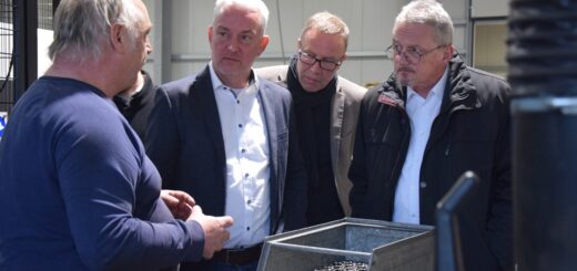 Firmeninhaber Gerasch (links) erläutert Gerd Brauns (zweiter von links) und Bernd Lütjen (rechts) die Produkte, die sein Betrieb herstellt. Foto: Utke