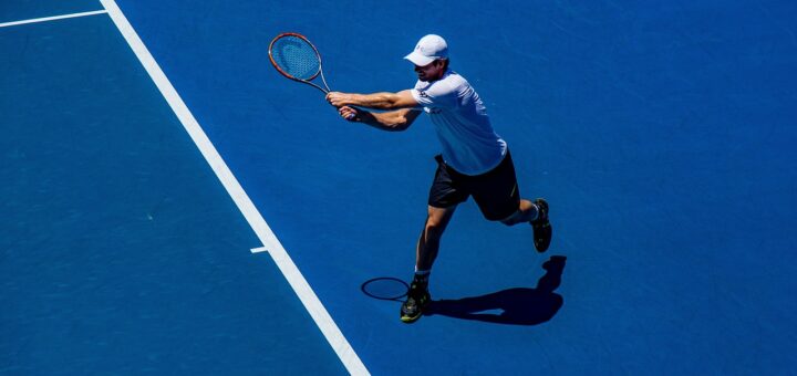 Die richtige Ausrüstung für ein erfolgreiches Match. Bild: https://pixabay.com/de/photos/menschen-mann-sport-tennis-hobby-2590299/