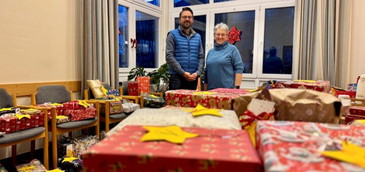 Pastor Björn Beißner und Elfie Gantzkow: Die Hamberger Weihnachtswichtel. Foto: pv