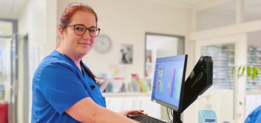 Miriam Hinrichs schätzt an ihrer Arbeit als Medizinische Fachangestellte in der Terminambulanz die Vielfalt der täglichen Aufgaben und die Abwechslung. Foto: Füller