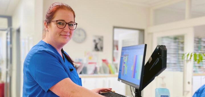 Miriam Hinrichs schätzt an ihrer Arbeit als Medizinische Fachangestellte in der Terminambulanz die Vielfalt der täglichen Aufgaben und die Abwechslung. Foto: Füller