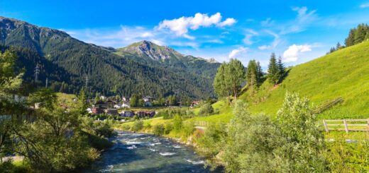 Ein Blick auf das malerische St. Anton am Arlberg. Bild: Ilhan Balta - stock.adobe.com