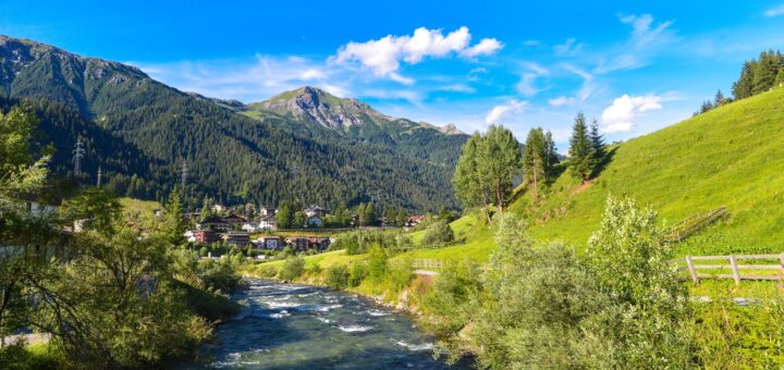 Ein Blick auf das malerische St. Anton am Arlberg. Bild: Ilhan Balta - stock.adobe.com